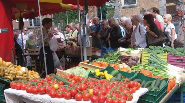 Boerenmarkten verdienen volgens Wervel, Voedselteams en Boerenforum meer waardering, supermarkten minder.