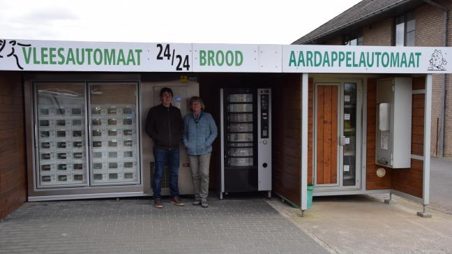 Wouter Saelens en moeder Lydie bij de aardappel-, brood- en diepvriesvleesautomaat.