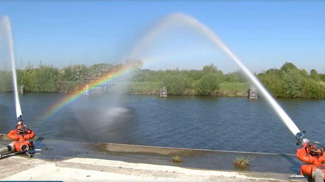 Perspulp belandde in Frankrijk in de Schelde en veroorzaakte massale vissterfte. Beluchters pompen nu opnieuw zuurstof in het water. De hoop is op die manier de sterfte te beperken.