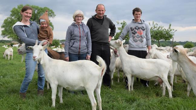 Lore met Briek, Marianne, Wim en Jasper De Middeleer tussen de nieuwsgierige geiten.