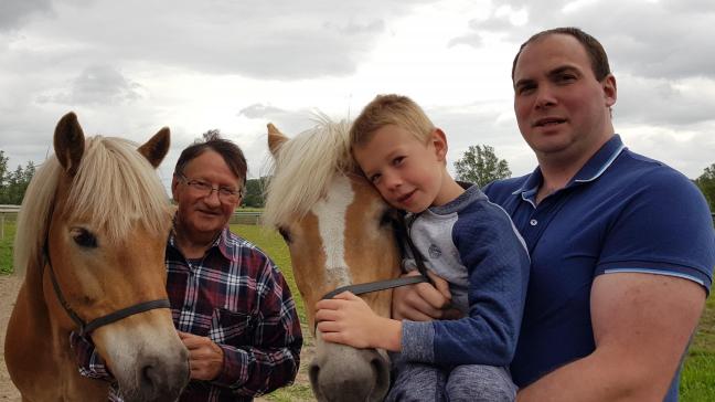 Nick Verhaeghe uit Overmere (rechts) met zijn schoonvader Jef Bracke (links) en zijn zoon Maxim.