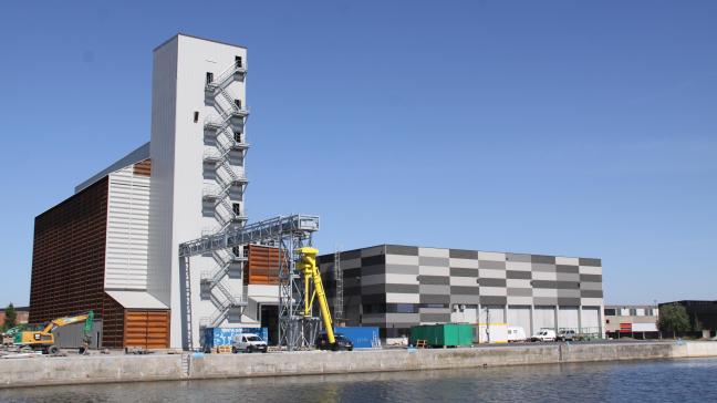Het nieuwe havendepot in Pecq bestaat uit een graansilo met een capaciteit van 11.000 ton en een hal van 4.000 m² voor de opslag van meststoffen.