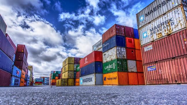 Belangrijke barrières voor internationale handel van voedsel zijn de importtarieven, ingewikkelde handelsprocedures en ook logistieke problemen, bijvoorbeeld slechte wegen of niet uitgeruste havens om containerschepen te laden en lossen.