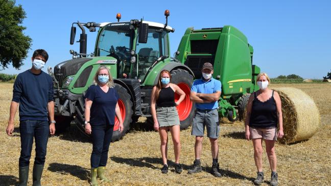 Vlaams minister Benjamin Dalle (links) en de schepen van Landbouw van Lennik Heidi Elpers (tweede van links) werden ontvangen door de familie Lemaire -Taelemans.