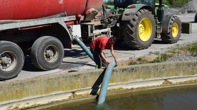 De gewassen hebben dorst. Toch kan men niet in alle waterlopen water capteren. Gelukkig kunnen landbouwers ook bij meer en meer voedingsbedrijven gezuiverd afvalwater tanken.