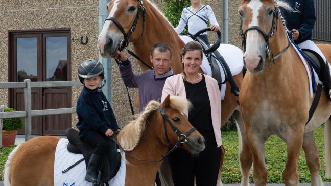 Jurgen Talpe en Stephanie Dewitte met hun kinderen Julie Talpe (pony), Auke Stalpe (voltige paard) en Tiel Talpe (bereden paard).
