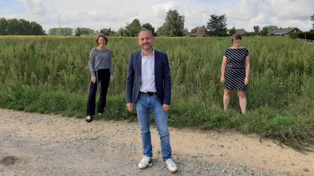 De stad en het OCMW Leuven stellen 10 gronden ter beschikking voor nieuwe stadslandbouwprojecten. Het oproep past in de Leuvense voedselstrategie , aldus David Dessers, Tessa Avermaete (links) en Lies Corneillie.