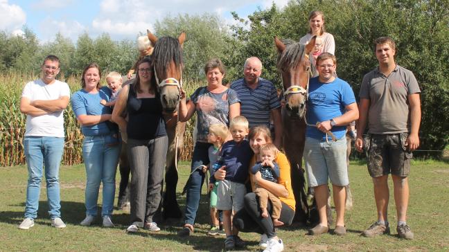 Vader Marnix De Brabander en zijn vrouw Christine (in het midden) hebben de liefde voor de trekpaarden doorgegeven aan hun vier kinderen en kleinkinderen.