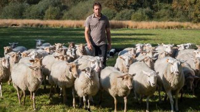 Je steekt er wel wat tijd in, maar de vriendschap die je terugkrijgt, maakt dat zeker goed , zegt Benny De Busser van herstelboerderij De Schaapskooi.