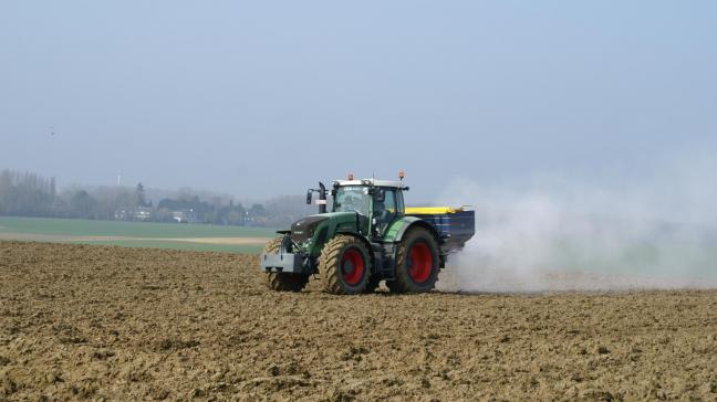 Uit een recente steekproef blijkt dat 25% van de gecontroleerde landbouwers minder dan 80% van de aangekochte hoeveelheid kunstmest daadwerkelijk aangeeft bij de Mestbank.