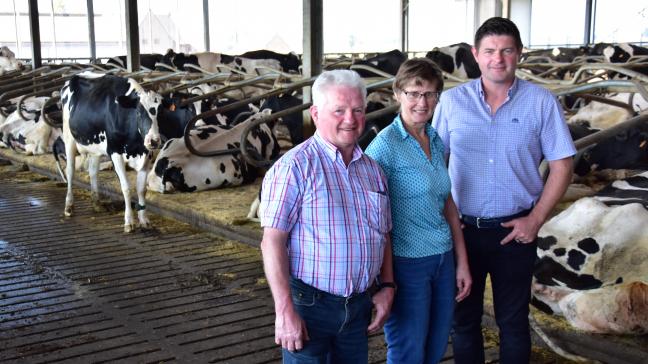 Melkveehouders Jacques Monbaillieu, echtgenote Bernice Bocket en zoon dieter op het melkveebedrijf in Boezinge.