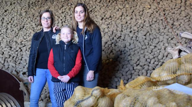 Vera en dochter Elisa (links) en Annie Vanhoebroeck, de drijvende kracht achter het aardappelbedrijf dat ze van hun ouders overnamen.