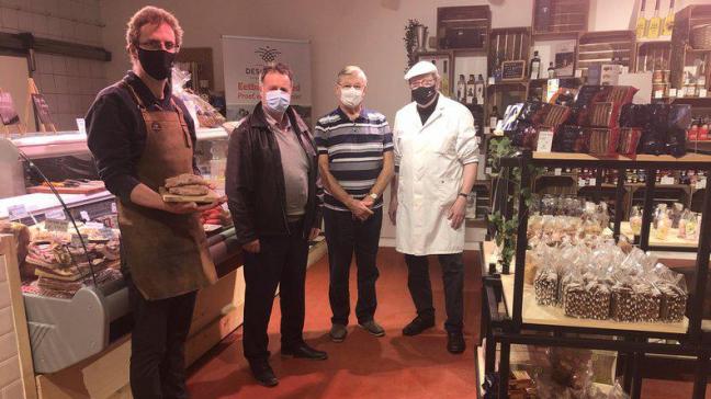 Deschildre Streekproducten zet samen met de hulp van gepensioneerde beenhouwers een oud recept van zwienemutsen terug op punt. Hierdoor gaat een stukje culinair erfgoed uit Oostende en West-Vlaanderen niet verloren.