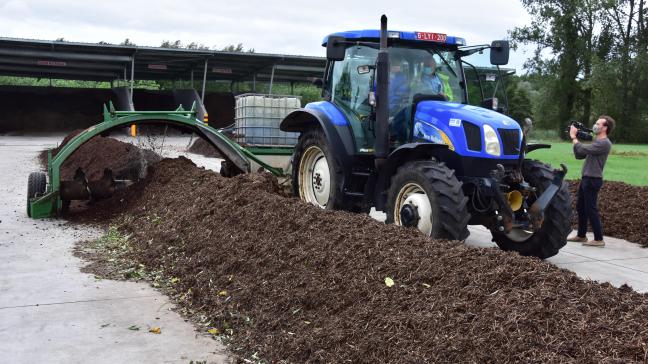 ILVO maakt en voert onderzoek naar boerderijcompost.