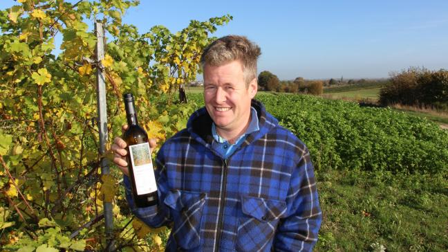 Een van de wijnen van de Groesbeekse akker- en tuinbouwer is genoemd naar zijn overleden vader Theo en heet  Theo’s witte . “Die wijn past perfect bij asperges en heeft al vele prijzen gewonnen”, aldus Bas Beijer.