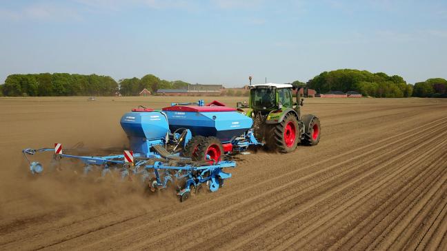 De Deltatrow zaaitechniek van Lemken is er eentje waarbij twee zaairijen kort bij elkaar worden gevormd met een geschrankte zaadafleg, zodat een driehoeksverband ontstaat.