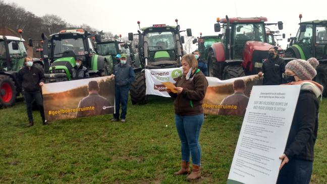 Jonge landbouwster, Cindy Windey, bracht gesterkt door een dertigtal collega’s met tractoren een Driekoningenbrief gericht aan vertegenwoordigers van het Agentschap voor Natuur en Bos.