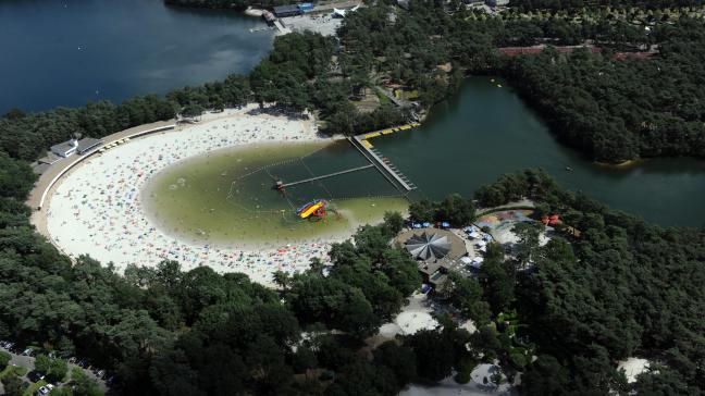 Luchtfoto van het drukbezochte Zilvermeer met een mooi wit strand.