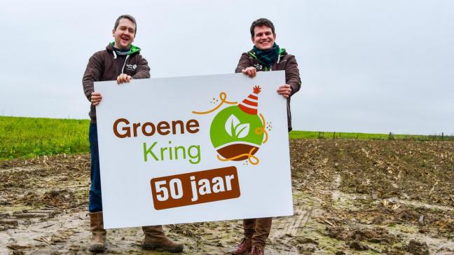 Sam (links) en Bram (rechts) tonen het nieuwe, tijdelijke, logo voor ‘50 jaar Groene Kring’.