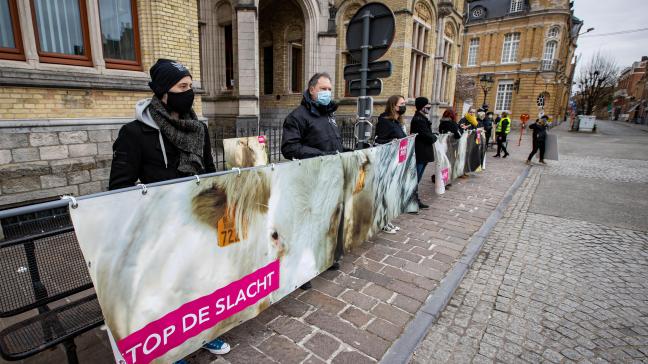 Leden van Animal Rights protesteerden aan het gerechtsgebouw in Ieper.