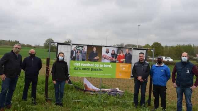 V.l.n.r. schepenen van Kortenberg, Boerenbondvoorzitter Sonja De Becker en landbouwers uit de regio ‘Brabantse Wouden’.