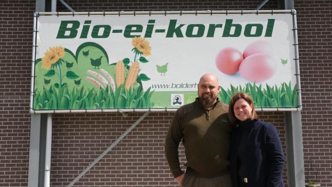 Vijf jaar geleden startten Bart en Vicky hun biologisch leghennenbedrijf van nul op.