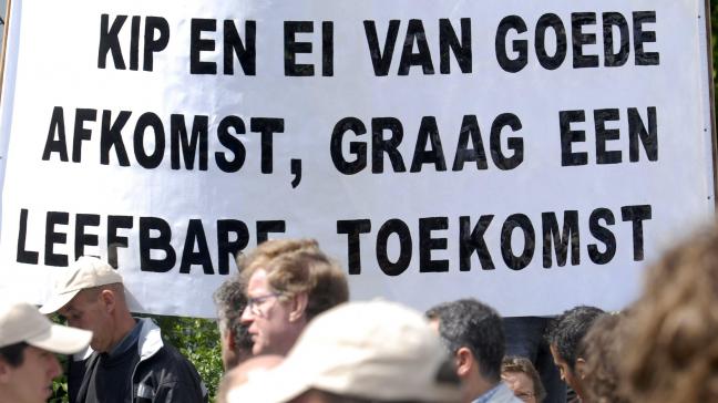 Vlaams parlementslid Stefaan Sintobin (Vlaams Belang) voorspelt een nieuwe mars van boeren op Brussel als het zo verder gaat. In 2008 protesteerden landbouworganisaties in Brussel voor meer steun toen de pluimveesector in crisis verkeerde.