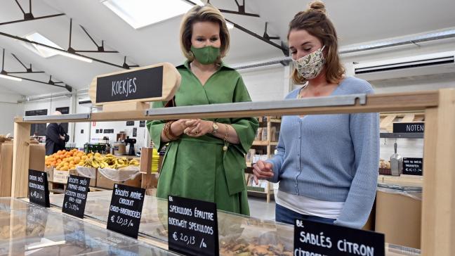 Koningin Mathilde sprak met medewerkers van The Barn en keek rond in de biowinkel.