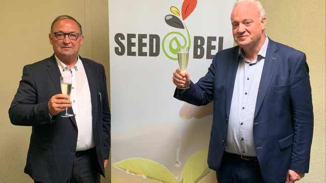 Foto: De kersverse Seed@bel voorzitter Joris Vanmeirhaeghe (links) en de nieuwe Seed@bel manager Marc Ballekens (rechts) heffen het glas op een succesvolle toekomst van de zaaizaadsector.
