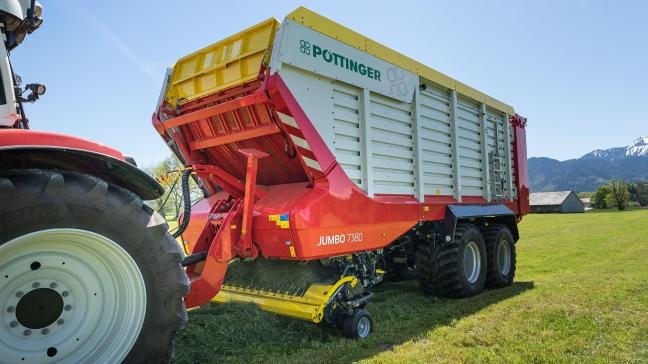 De nieuwe Jumbo 7000-reeks opraapwagens hebben een vernieuwde aandrijflijn, berekend op tractorvermogens tot 500 pk en een beweegbare voorwand.