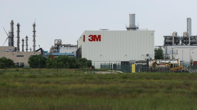 Het Voedselagentschap start nu een extra bemonsteringscampagne in de regio Zwijndrecht. Het FAVV zal met name stalen analyseren van verschillende levensmiddelen (vlees, eieren en melk) van verschillende landbouwbedrijven.