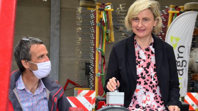 Vlaams landbouwminister Hilde Crevits test even de nieuwe automatische schoffelmachine bij Inagro. Bio-specialist Lieven Delanote kijkt geamuseerd toe.