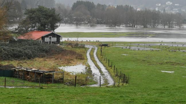 Heel wat landbouwers boden eerder deze week al spontaan een vrije weide of tijdelijk leegstaande hangars of stallen aan aan jeugdbewegingen, naar aanleiding van de hevige regenval. Nu de overlast aanhoudt, moeten nog meer jongeren op zoek naar een nieuwe kampplaats.