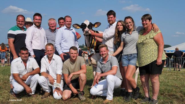 Chief Roxy met de familie Van Hoof-Boonen Holsteins en hun crew, samen met de jury.