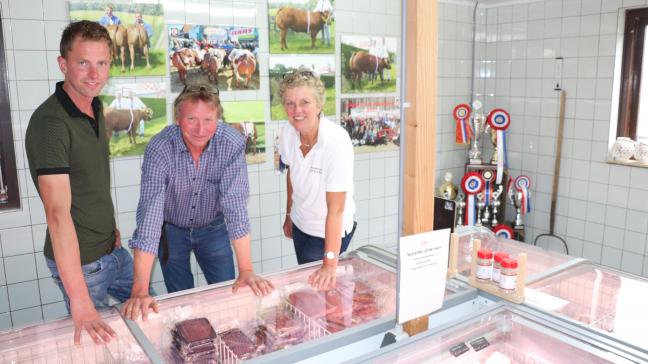 Jan-Willem (links), Jan en Désirée Spronk tonen trots in hun beenhouwerij de foto’s van hun dieren en de prijzen die ze wonnen op Nederlandse vleesveekeuringen.