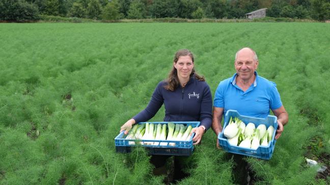 Gilke en Rudy staan in een biologisch venkelveld en tonen met trots hun verse producten.