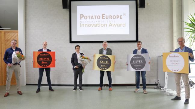Tevreden gezichten tijdens de uitreiking van de PotatoEurope Innovation Award, met vlnr. Remko Bos (HZPC), Hans Langedijk (HZPC), Matt Yun (E Green Global), Epi Postma (E Green Global), Dirk Vandenhirtz (Crop.zone) en Hildo Brilleman (Nufarm).