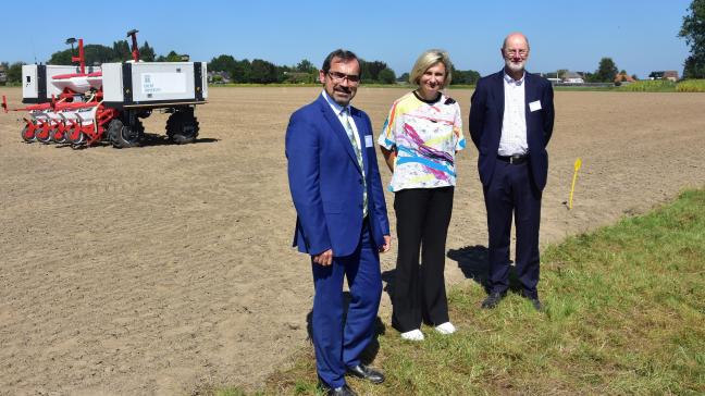 Op de foto professor Abdul Mouazen, Vlaams minister Hilde Crevits en decaan Marc Van Meirvenne, met op de achtergrond de multifunctionele robot.