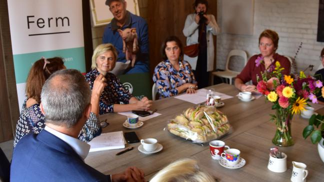 Vlaams minister Hilde Crevits luistert op het bedrijf van Geert Van Wonterghem en Marijke Degezelle naar de vele verzuchtingen en persoonlijke verhalen van varkenshouders, op uitnodiging van Boerenbond en Ferm.
