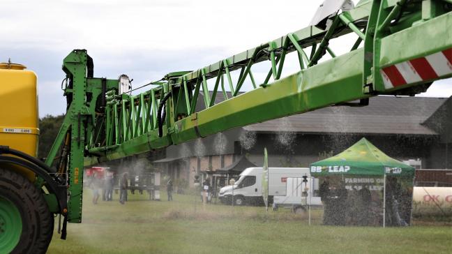 De Dammann-spuitmachine van Van den Borne kan dankzij de Leapbox van BBLeap de dosering per dop instellen.