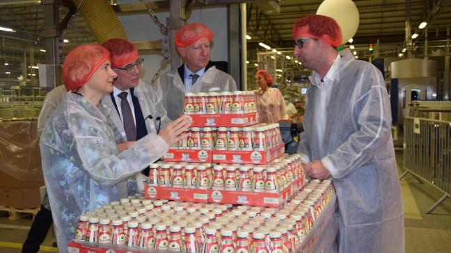 Jeroen Van de Broek (rechts) beschrijft tijdens de rondgang doorheen het bedrijf het innovatieve Nutroma-flesje aan minister Crevits, Hans Maertens van Voka en burgemeester Pieter De Crem.