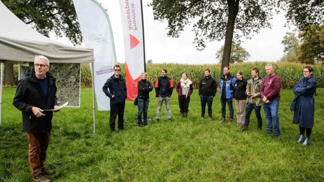 Gedeputeerde Jan De Haes (links) met enkele geinteresseerde landbouwers, partners en beleidsmakers.
