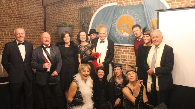 Het feestteam verkleedde zich in de stijl van de jaren 20 om het feestjaar aan te kondigen.