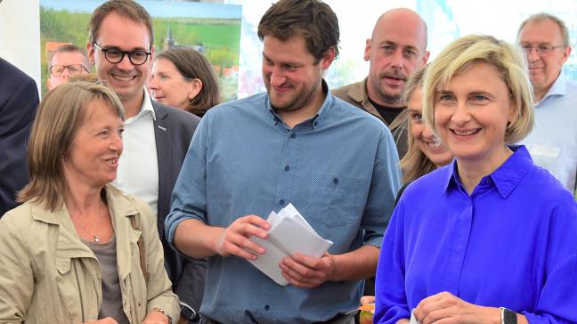 Vlaams landbouwminister Hilde Crevits op de opening van de Werktuigendagen, met haar kabinetsmedewerker en raadgever Jannes Maes, en Sonja De Becker, voorzitter Boerenbond.