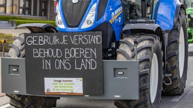 Jonge boeren vroegen eerder al met een estafette aandacht voor hun toekomst, die altijd verder onder druk komt te staan. Nu slaan Boerenbond, Jonge Kring en Ferm de handen in elkaar voor een nationale tractorenactie.