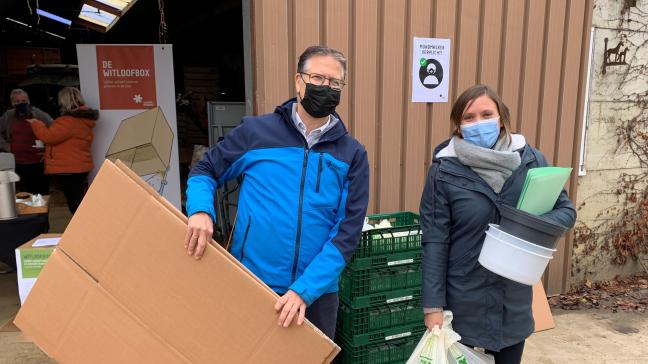 Annelies Van Impe van de basisschool GO! Spectrum uit Buken ontving de eerste witloofbox uit de handen van gedeputeerde Tom Dehaene.