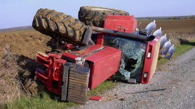 Het komt gelukkig weinig voor dat een tractor kantelt... maar het kan de bestuurder ernstig verwonden of doden.