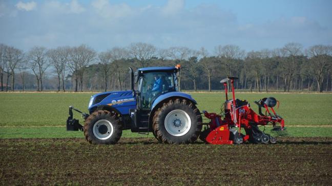 In de cabine moet de veiligheidsgordel altijd vastzitten. Het houdt de bestuurder in zijn stoel als het voertuig kantelt en voorkomt dat hij tegen het plafond van de cabine valt.