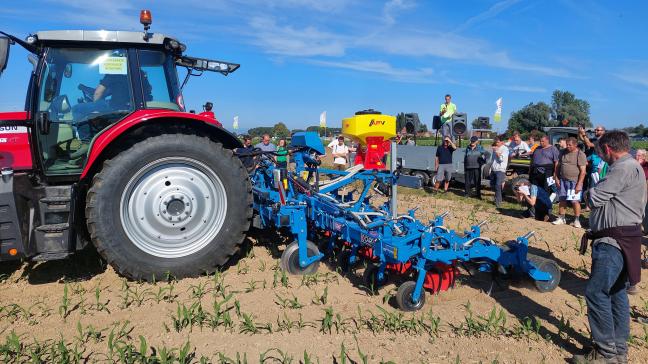 Mechanische onkruidbestrijding kent een toenemende interesse. Hier op foto de Carré- schoffel met opgebouwde graszaaimachine.