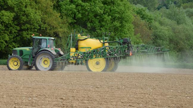 Ons land zet sterk in op de reductie van gewasbeschermingsmiddelen. Hier gaat het over een getrokken spuitmachine die herbiciden spuit voor de onkruidbestrijding, net voor de aardappelen opkomen.